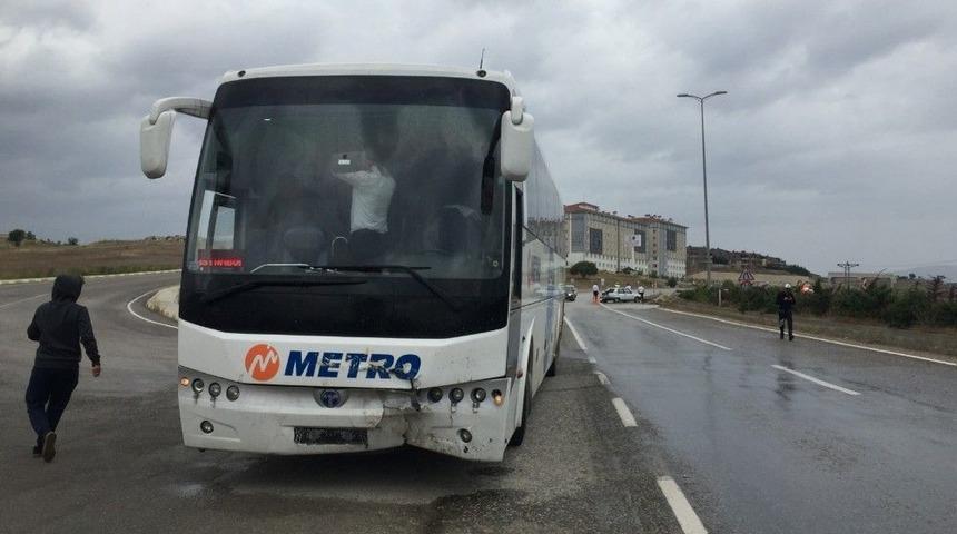 Otob&uuml;sle Otomobil Kafa Kafaya &Ccedil;arpıştı; 2 Yaralı