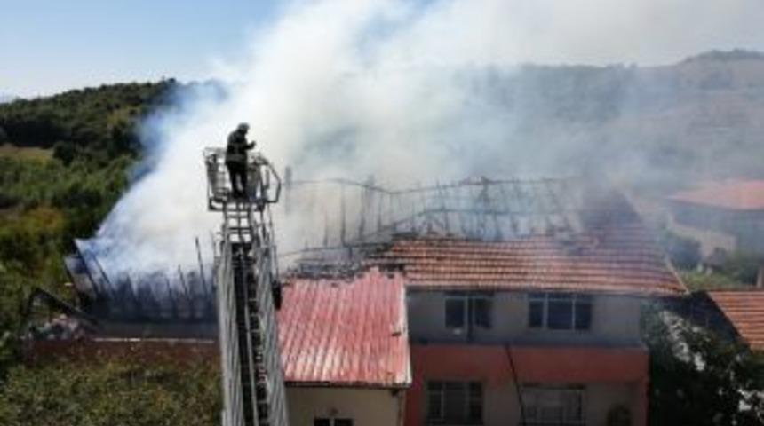 Ailesine Kızdı Evi Yaktı