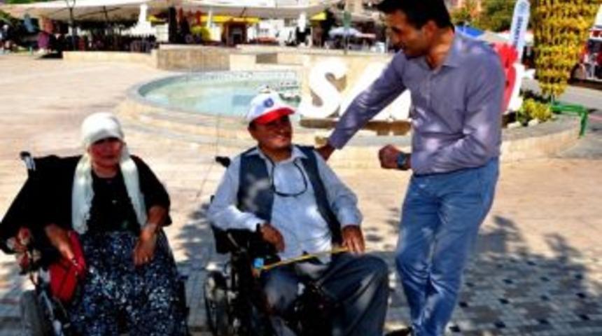 Engelli Çift Sarıgöl’deki Değişime Hayran Kaldı