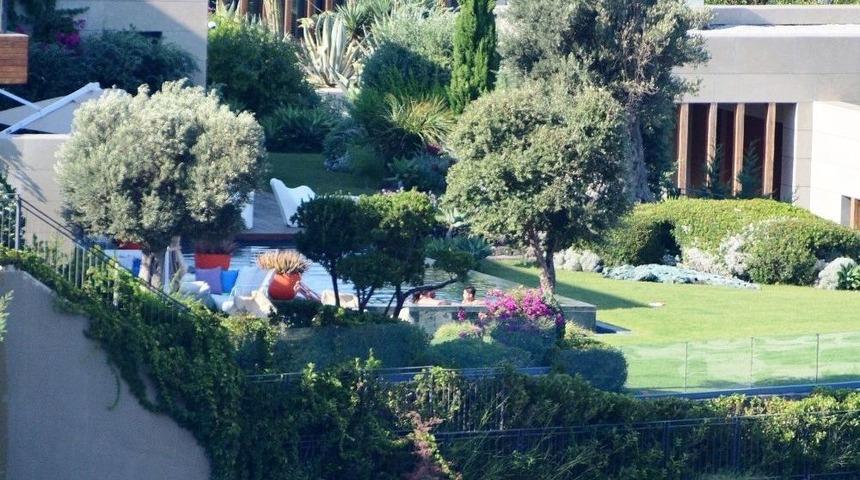 Cem Yılmaz’ın, Sevgilisi Samyeli Ve Oğlu Kemal İle Havuz Keyfi