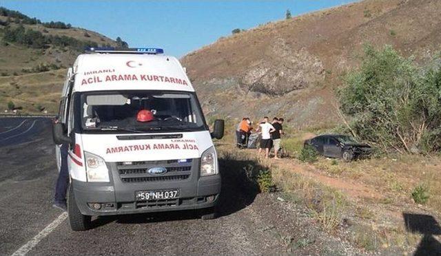 Sivas’ta Otomobil Şarampole Devrildi: 2 Yaralı