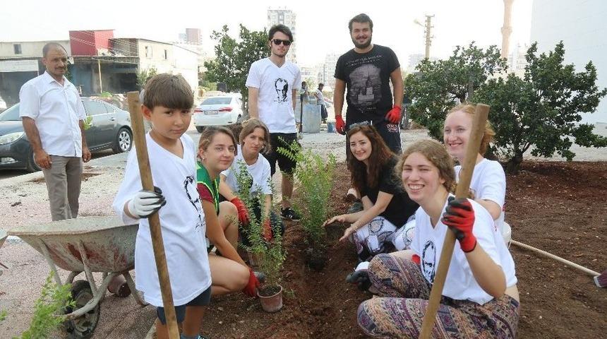 G&ouml;n&uuml;ll&uuml; Gen&ccedil;ler Mezitli&rsquo;de &Ccedil;alışıyor