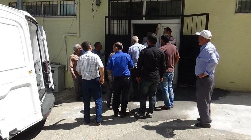 Kamyonet Kasasından D&uuml;şen Seyyar Satıcı &Ouml;ld&uuml;