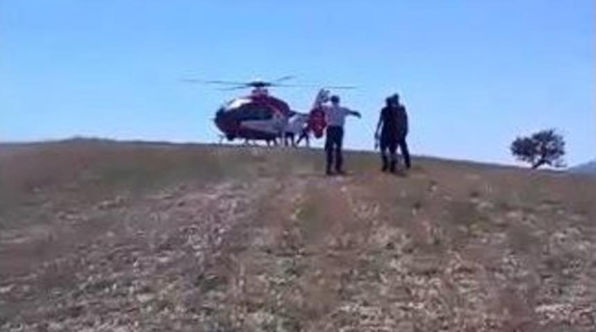 112 Helikopteri Silaj Makinesine D&uuml;şen Genci Kurtarmak İ&ccedil;in Tarlaya İndi