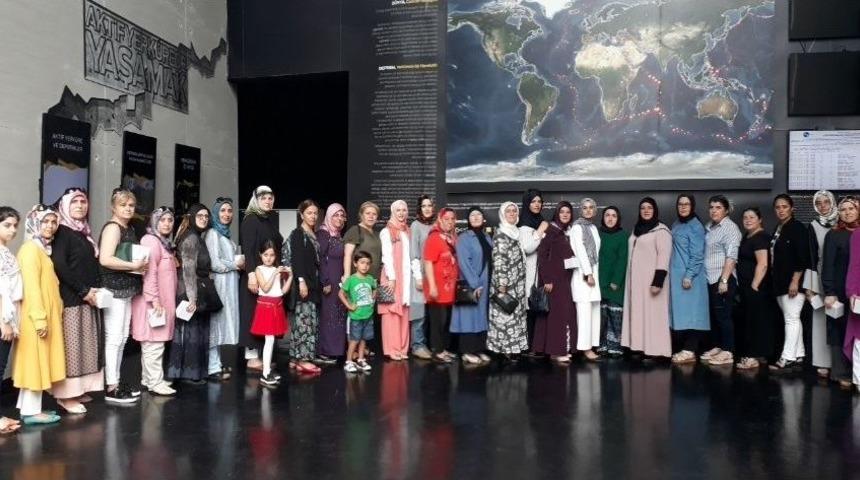 Deprem M&uuml;zesi Kadınları Ağlattı