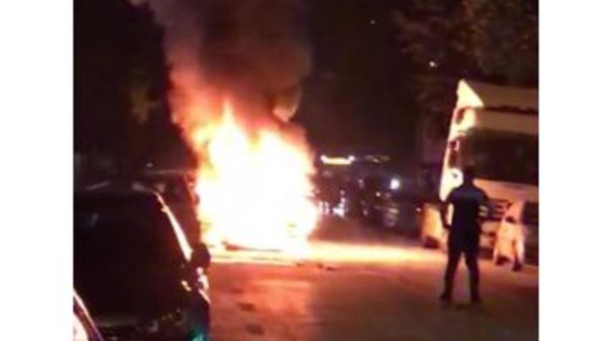 B&uuml;y&uuml;k&ccedil;ekmece&rsquo;de Ara&ccedil; Cayır Cayır Yandı