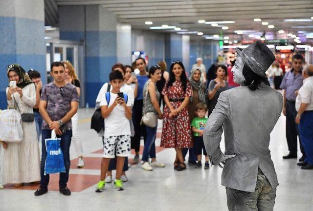 Sanatın Ve Sanatçıların Yeni Adresi Metrolar Oldu