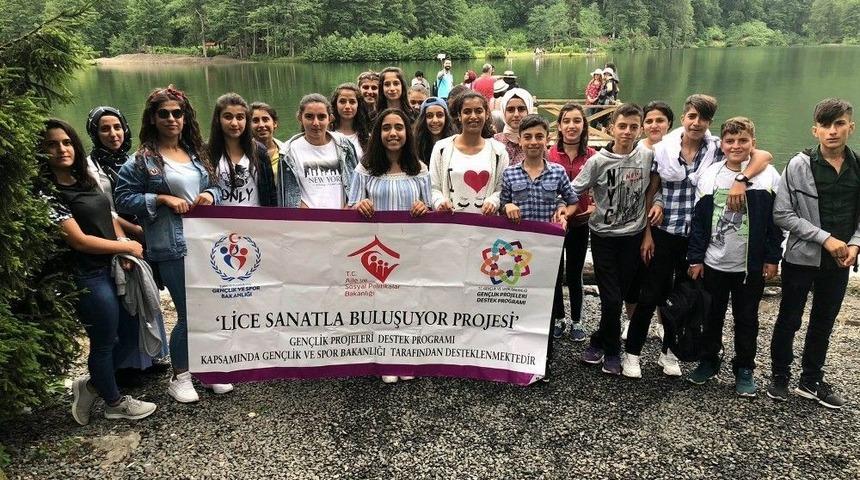 Liceli &Ccedil;ocuklar Karadeniz Turunda