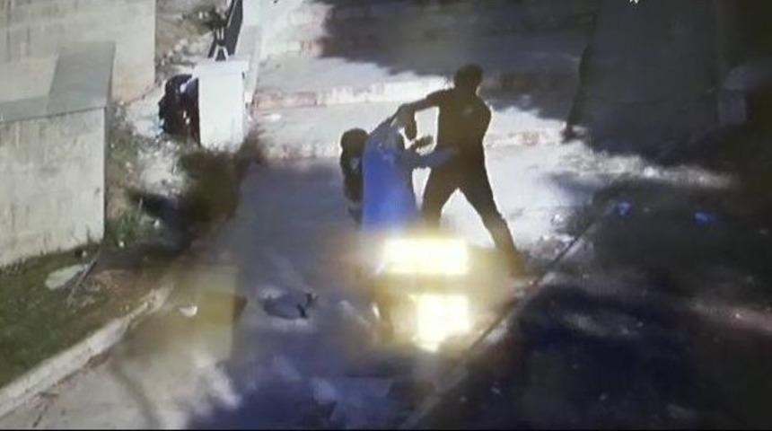 Dilenci Kızın Kadını Kapka&ccedil;&ccedil;ıdan Kurtarma Anı Kamerada