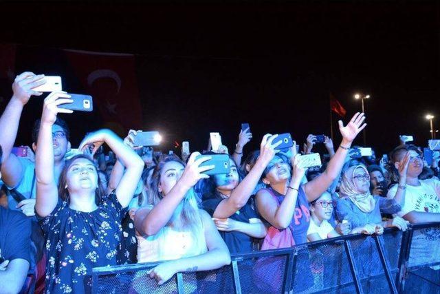 Aliağa’da 40 Bin Kişi Ümit Besen Ve Pamela’yı Dinledi