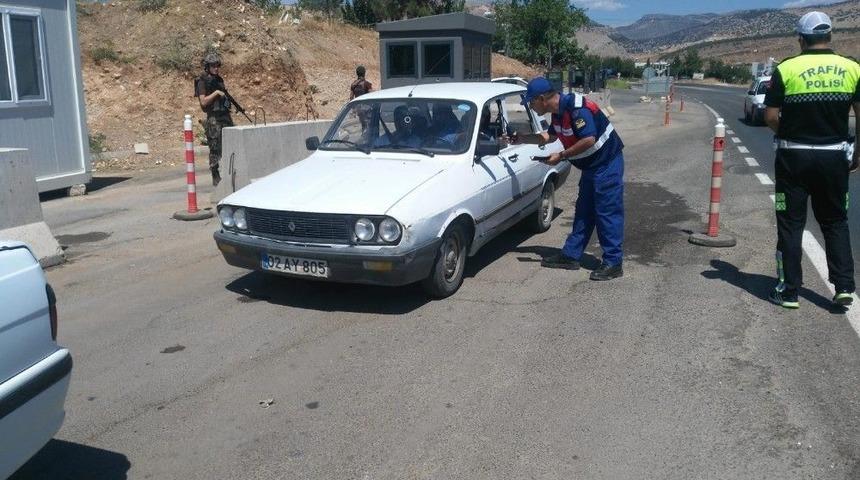 Jandarmadan S&uuml;r&uuml;c&uuml;lere &Ccedil;ikolata Ve Kolonya