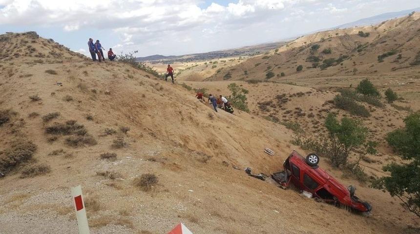 Otomobil Yama&ccedil;tan Yuvarlandı: 2 &Ouml;l&uuml;