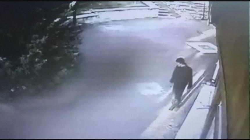 Girdiği D&uuml;ğ&uuml;n Salonundan 10 Kilo Kuru Yemiş &Ccedil;aldı