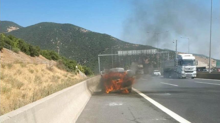 Seyir Halindeki Otomobil Alev Topuna D&ouml;nd&uuml;