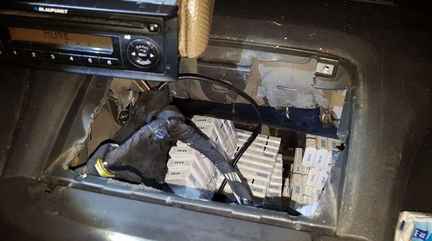 Kamyonetin Tabanındaki Gizli B&ouml;lmede Ka&ccedil;ak Sigara &Ccedil;ıktı