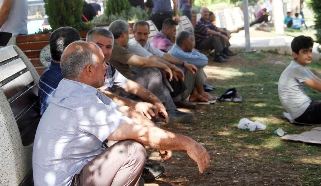 Sıcaklıklar Arttı, Vatandaşlar Parklarda Serinlemeye &Ccedil;alıştı