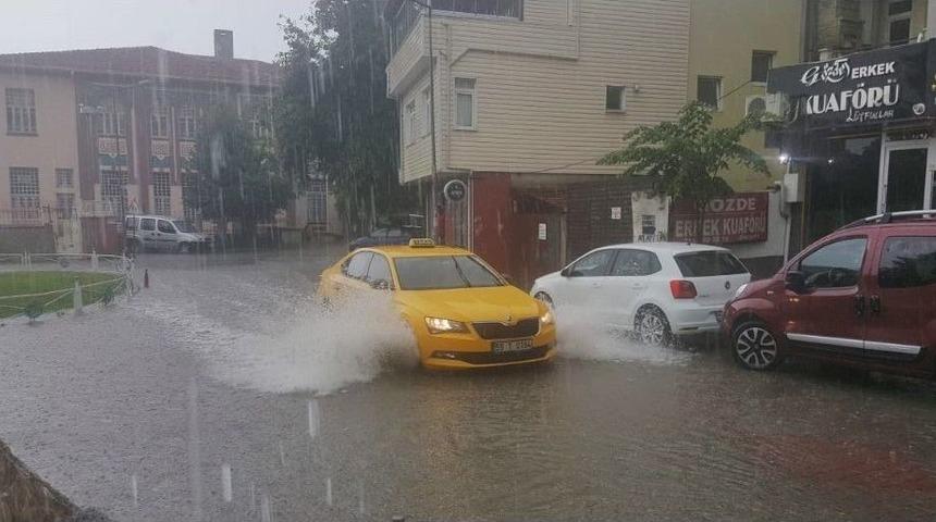 Tekirdağ&rsquo;da Şiddetli Yağmur Sokakları G&ouml;le &Ccedil;evirdi