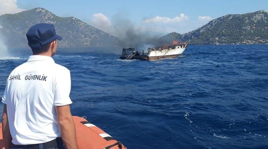 Fethiye A&ccedil;ıklarında Tekne Yangını