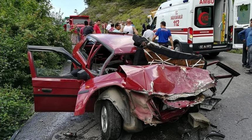 Otomobil Hafriyat Kamyonu İle &Ccedil;arpıştı: 4 Yaralı