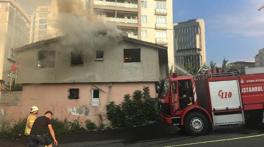 Ataşehir&rsquo;de Metruk Binada Yangın