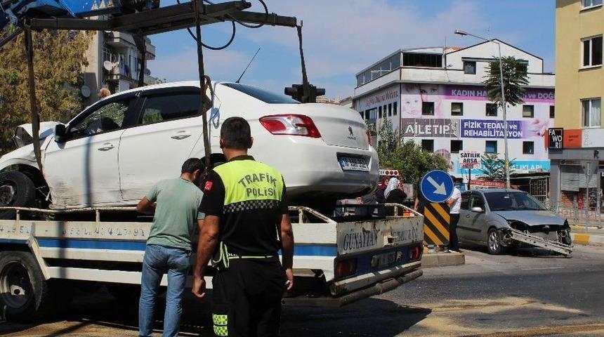 Kontrolden &Ccedil;ıkan Otomobil Elektrik Direğine &Ccedil;arptı: 1 Yaralı