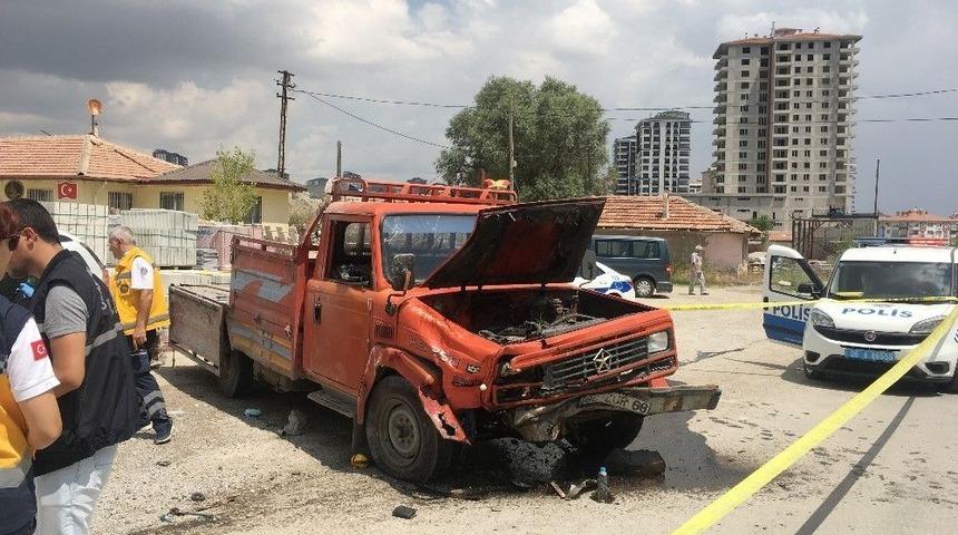 Kamyonet İle Otomobil Çarpıştı: 1 Ölü, 1 Yaralı