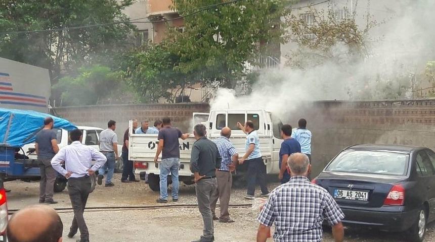 Park Halindeki Kamyonette Yangın &Ccedil;ıktı