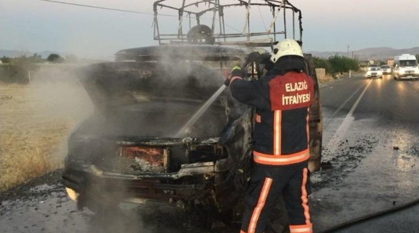 Elazığ’da Seyir Halindeki Pikap Yandı