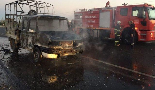 Elazığ’da Seyir Halindeki Pikap Yandı