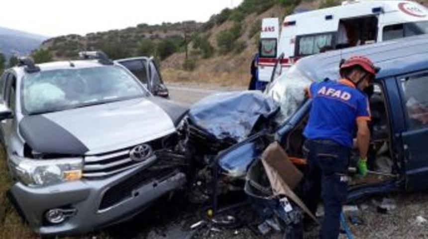 Kamyonetle Otomobil Kafa Kafaya &Ccedil;arpıştı: 2 Yaralı