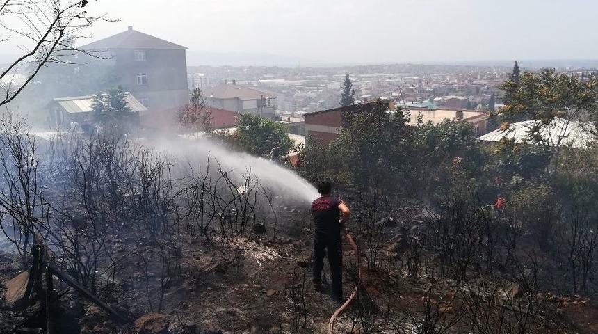 Evlerin Yanındaki Boş Arazide &Ccedil;ıkan Yangın Paniğe Neden Oldu