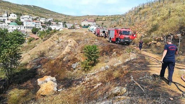 Evlerin Yanındaki Boş Arazide Çıkan Yangın Paniğe Neden Oldu