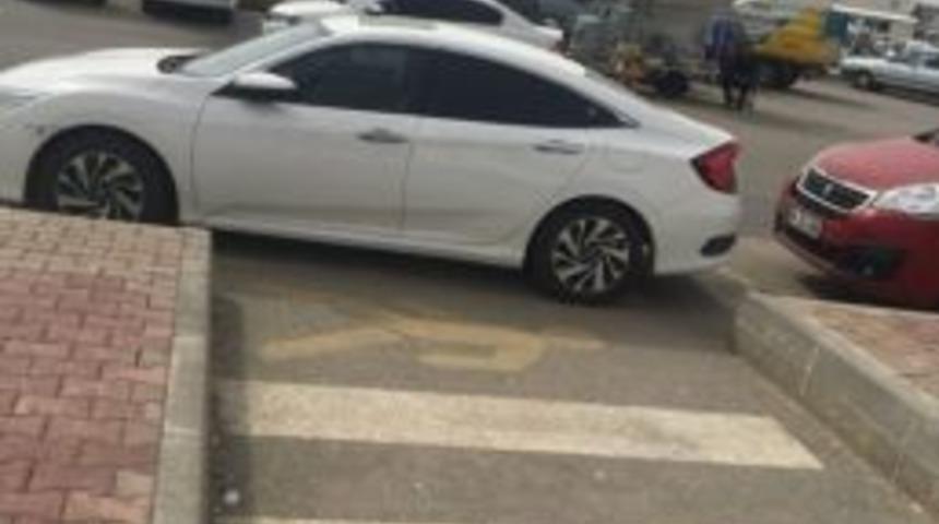 Vatandaşlardan Yaya Ge&ccedil;itlerine Park Edilen Ara&ccedil;lara Tepki