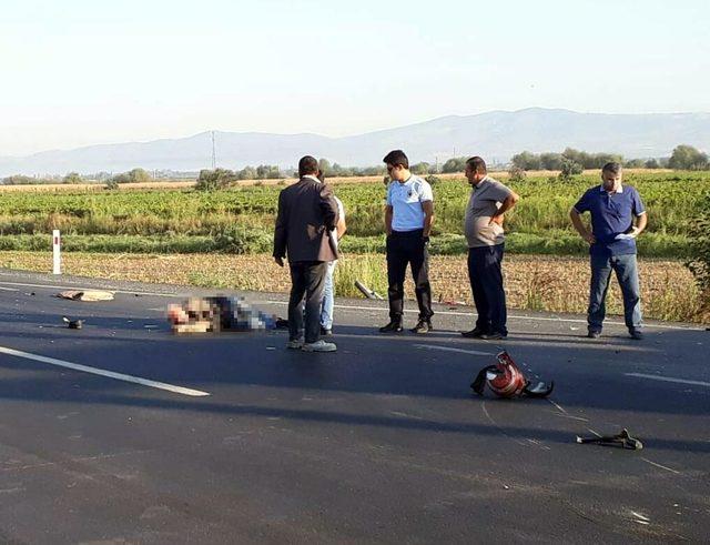 Kavşakta TIR'la çarpışan motosikletli yaşamını yitirdi