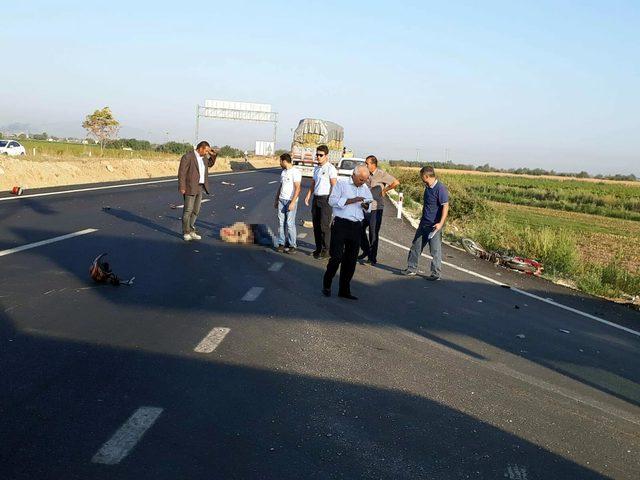 Kavşakta TIR'la çarpışan motosikletli yaşamını yitirdi