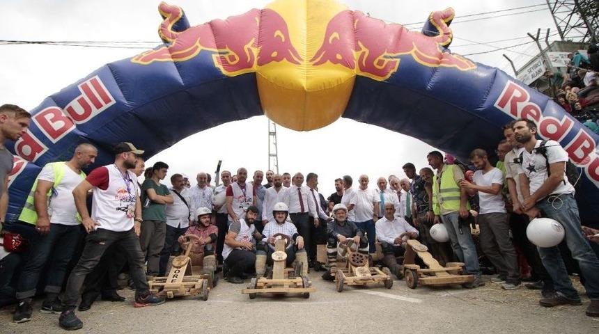 Gen&ccedil;lik Ve Spor Eski Bakanı Osman Aşkın Bak, Red Bull Formulaz&rsquo;da Tahta Araba İle Yarıştı