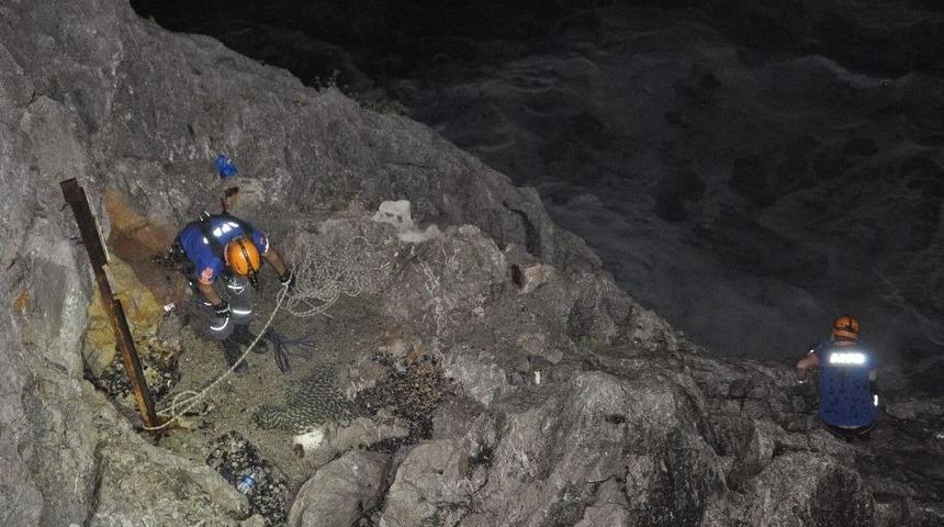 Sevgilisinden Ayrılan Gen&ccedil;, &Ccedil;ıktığı Kayalıklarda Teselliyi Afad Ekiplerinde Buldu