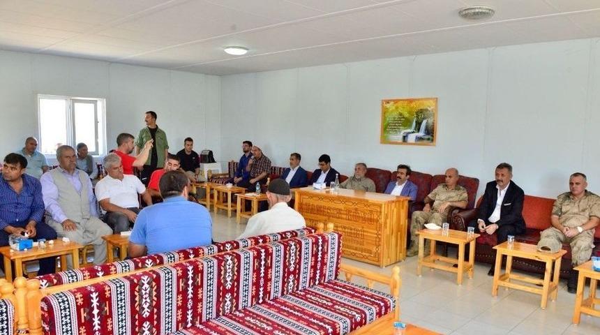 Vali G&uuml;zeloğlu, Tanışık K&ouml;y&uuml;nde Vatandaşlarla Bayramlaştı