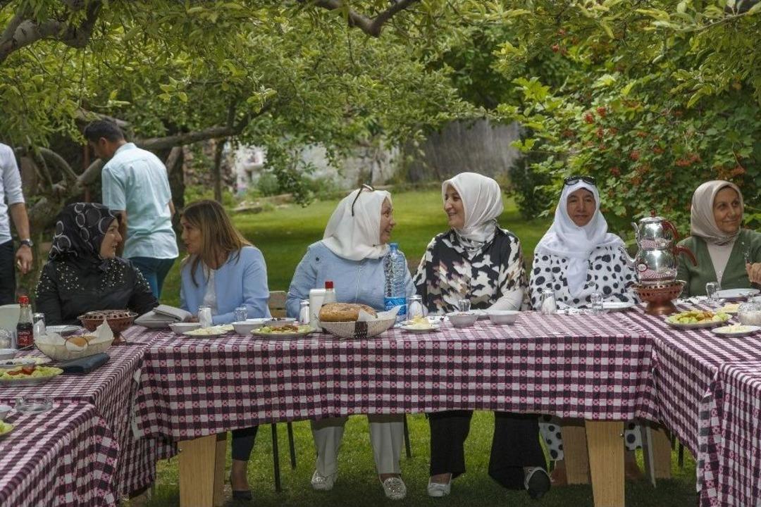 Bayan &Ccedil;elik İl&ccedil;e Ziyaretlerini S&uuml;rd&uuml;r&uuml;yor