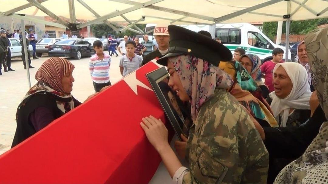 5 Aylık Nişanlısı Askeri Kıyafetiyle Tabutunun Başında G&ouml;zyaşı D&ouml;kt&uuml;