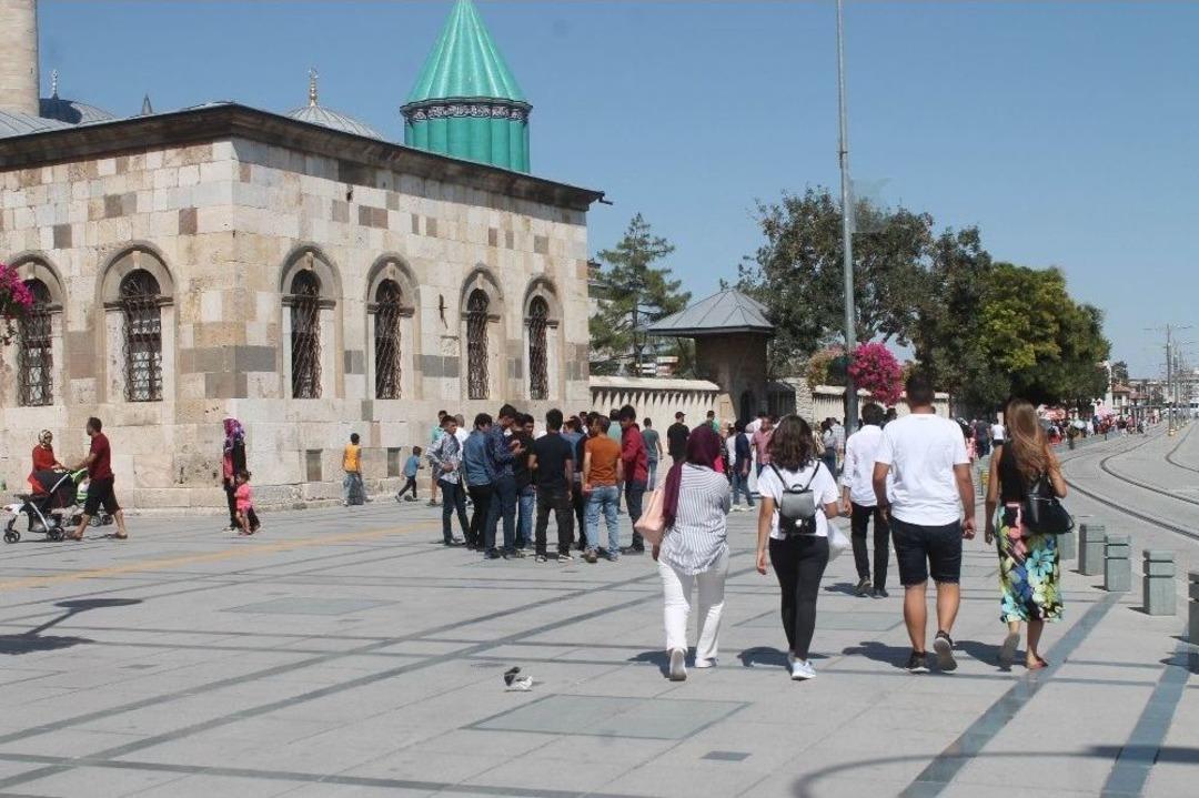 Binlerce Yerli Yabancı Turist Mevlana Hazretlerinin T&uuml;rbesine Akın Etti