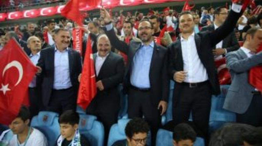 Ak Partili Bakanlar, Taraftarlarla Birlikte Ma&ccedil;ı İzlediler