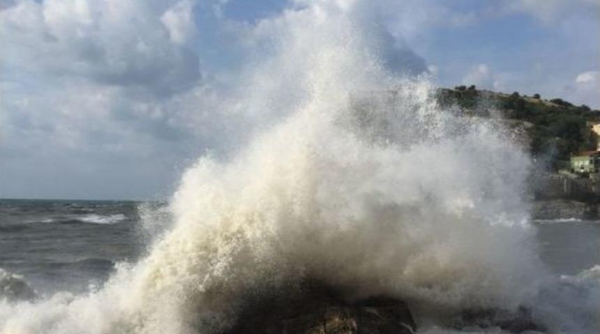 Şiddetli R&uuml;zgar Nedeniyle Dalga Boyu 5 Metreyi Aştı