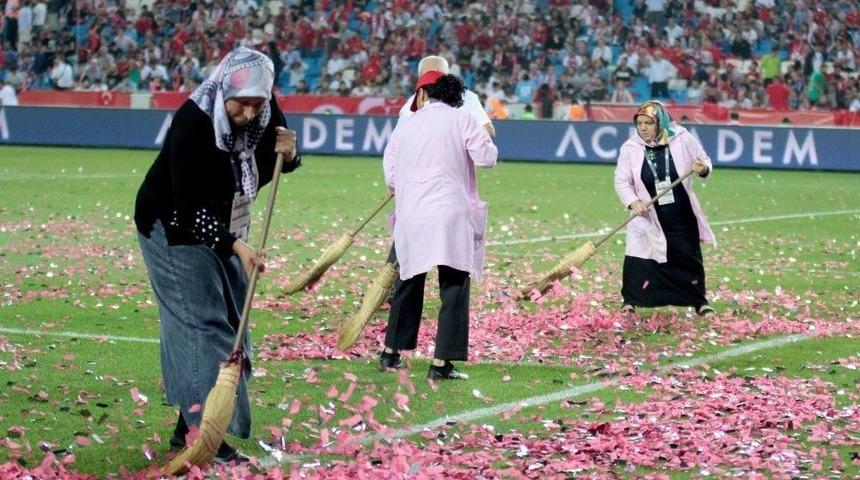 Sahayı S&uuml;p&uuml;rge İle Temizlediler