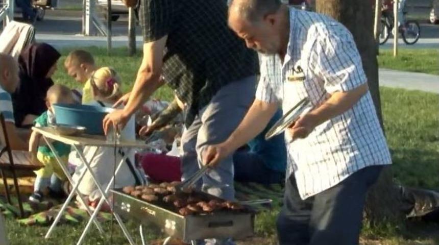 İstanbullular Mangal Keyfi İ&ccedil;in Sahile Akın Etti