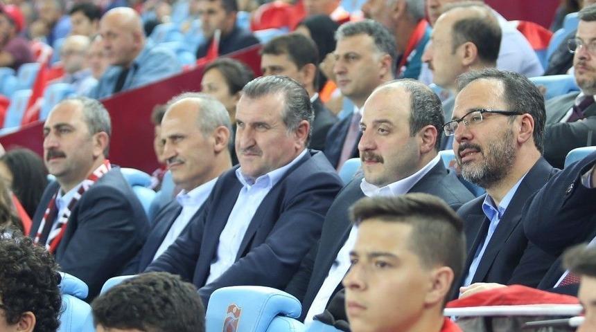 Bakanlar Milli Maçı Tribünde Taraftarların Arasında İzledi
