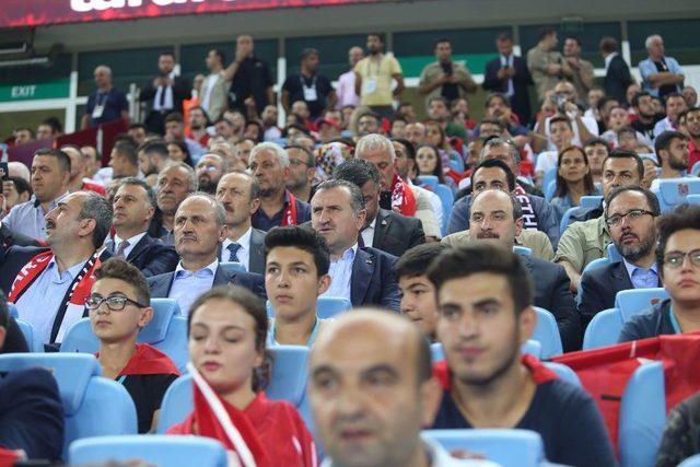 Bakanlar Milli Maçı Tribünde Taraftarların Arasında İzledi