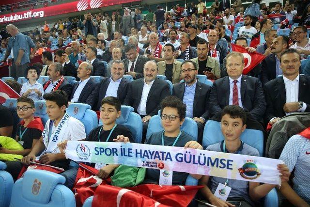 Bakanlar Milli Maçı Tribünde Taraftarların Arasında İzledi