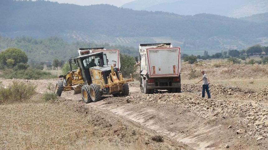 Manisa&rsquo;da 1 Milyon Lira Karla 2 Mahalle Arasına Yol