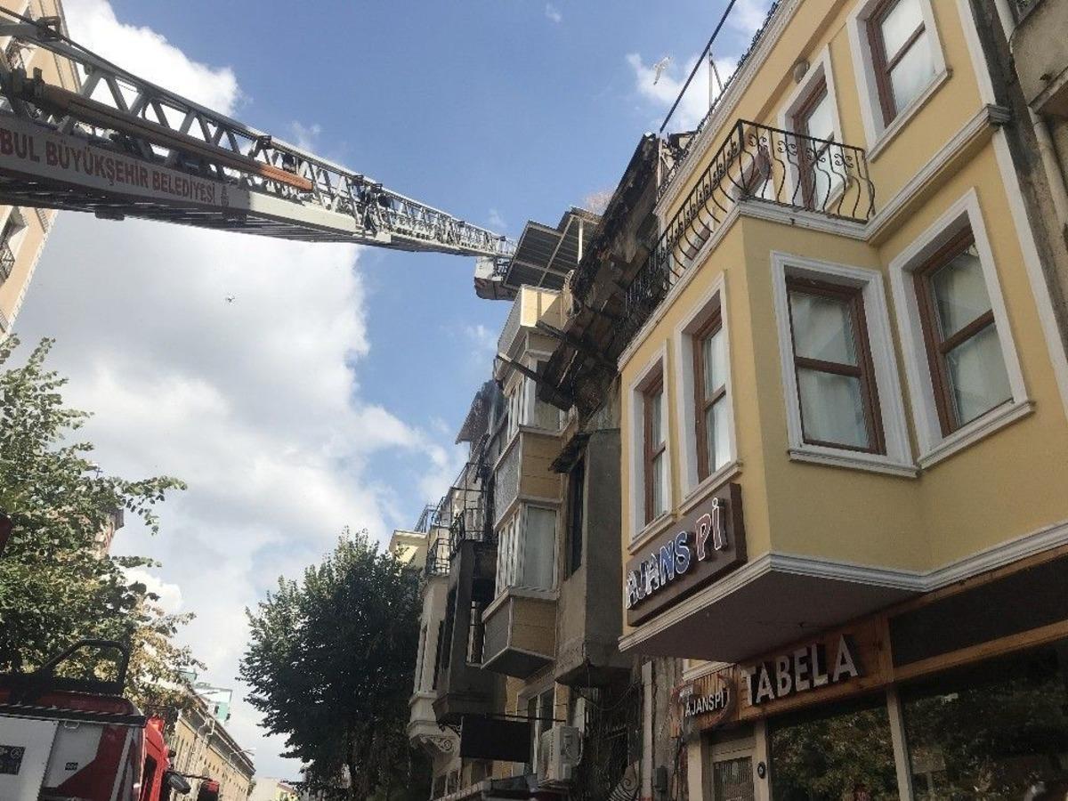 Fatih&rsquo;te D&ouml;rt Katlı Bina Alev Alev Yandı
